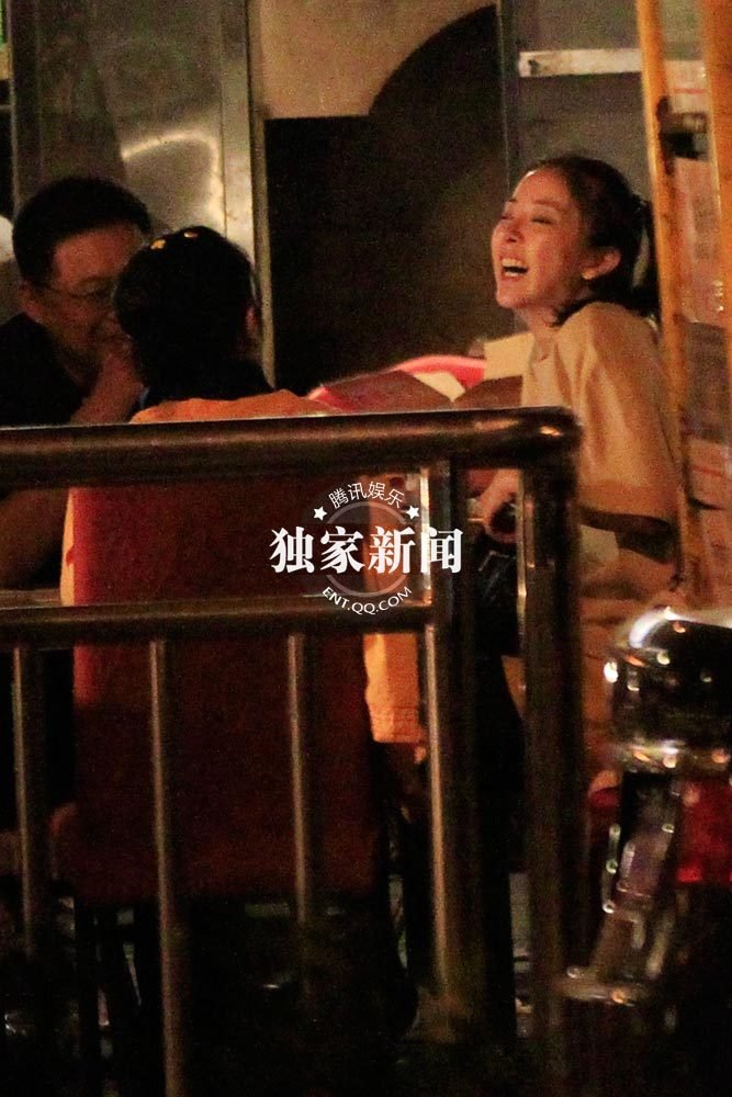 黃小蕾夜店醉酒 向寶馬男投懷送抱