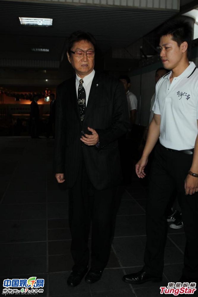 陶大偉葬禮眾多大佬到場哀悼 陶喆捧骨灰神色凝重