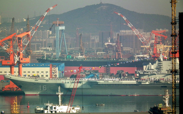 資料圖：中國航母懸掛滿旗或預示即將服役。