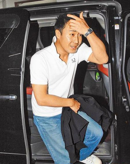 黎明日前被媒體追問婚變一事，表情尷尬