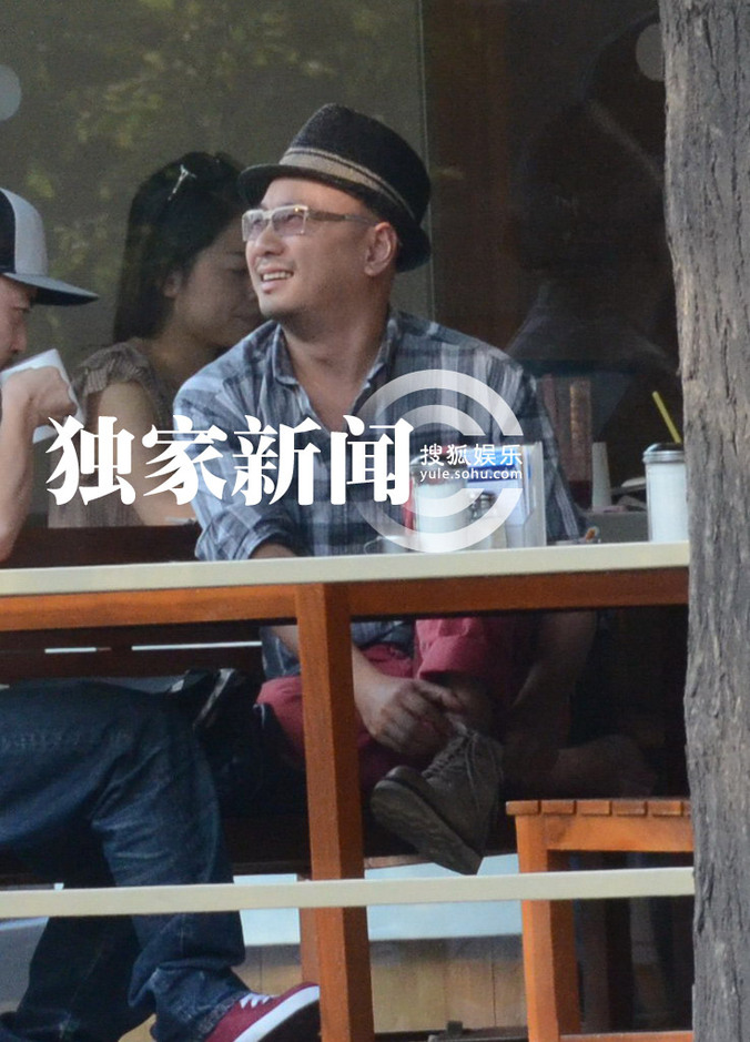 徐崢會友公共場合脫鞋盤腿