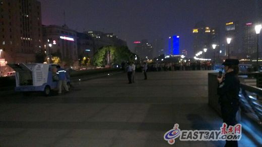 警方第一時間趕赴現(xiàn)場后，迅速拉起警戒線進行勘查