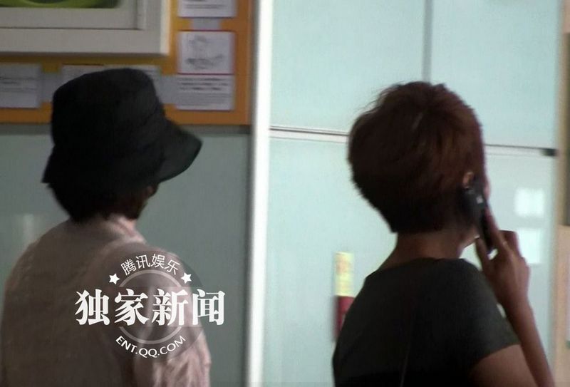 董卿低調裝扮素顏獨自回京 面色疲憊疑勞累過度