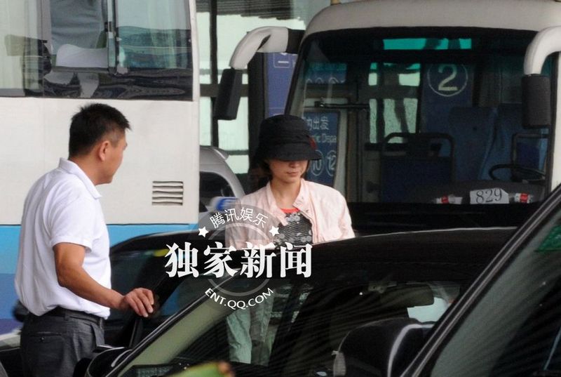 董卿低調裝扮素顏獨自回京 面色疲憊疑勞累過度