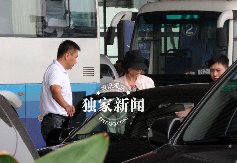 董卿低調裝扮素顏獨自回京 面色疲憊疑勞累過度