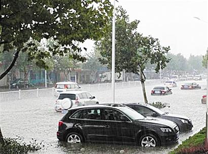 膠南遭罕見(jiàn)暴雨襲擊 馬路積水車輛水中游泳