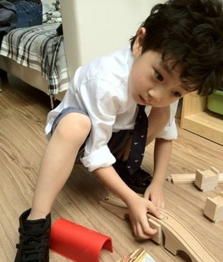 華少5歲兒子生活照曝光 妻子是我愛記歌詞編導