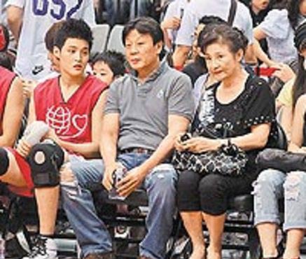 揭娛圈N女共侍一夫荒誕事 網友評韓寒不要臉