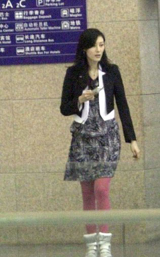 李嘉欣素顏現身依舊美艷