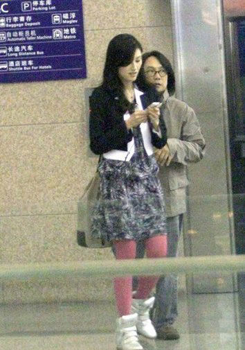 李嘉欣素顏現身依舊美艷