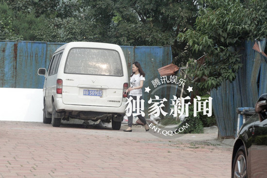 佟大為忙著赴酒宴攀關系 關悅素顏監工裝修別墅變化大
