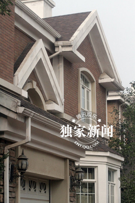 佟大為忙著赴酒宴攀關系 關悅素顏監工裝修別墅變化大