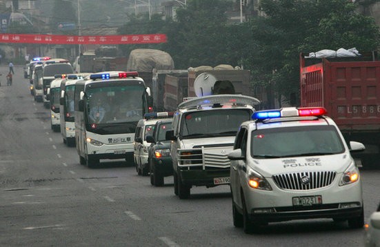 監獄服刑人員搬家 獄警繩牽600名囚犯
