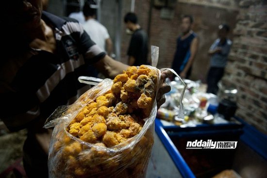 月餅黑作坊環境觸目驚心:油桶漂死老鼠蛋黃發霉