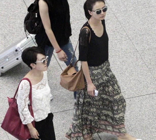 高圓圓女人味足為趙又廷改風格 素顏現身玩微信