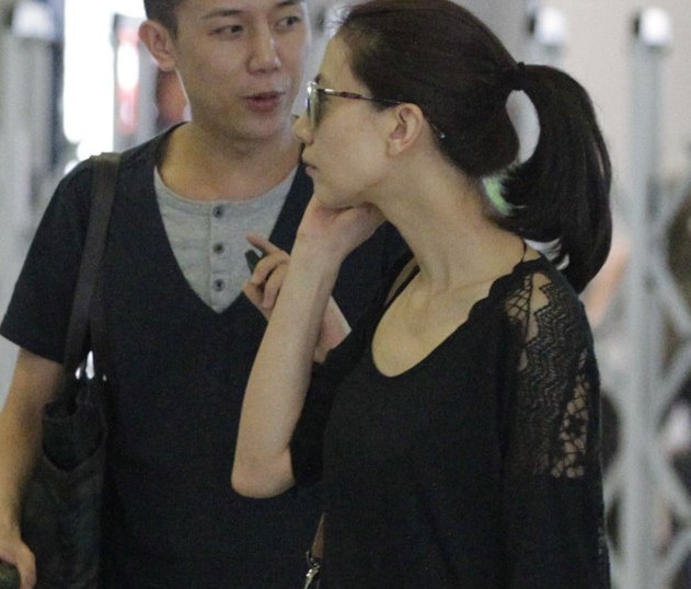 高圓圓女人味足為趙又廷改風格 素顏現身玩微信