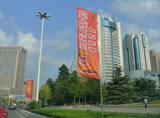 中秋國慶臨近節日氣氛濃 靚麗街景裝扮青島