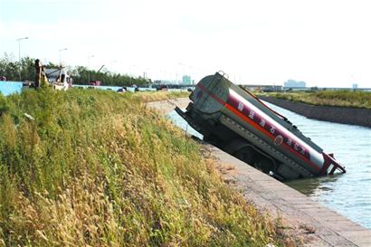 環灣大道瑞昌路出口罐車墜海