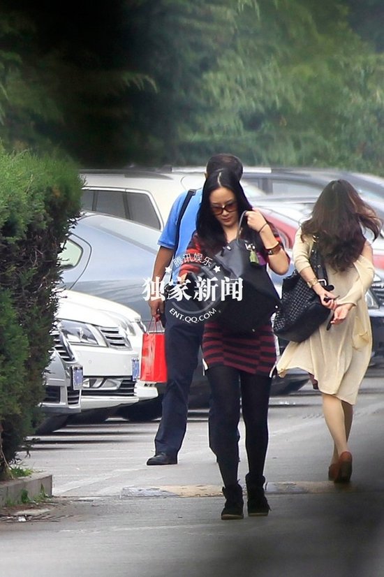 王學(xué)兵攜新歡小女友公開秀甜蜜