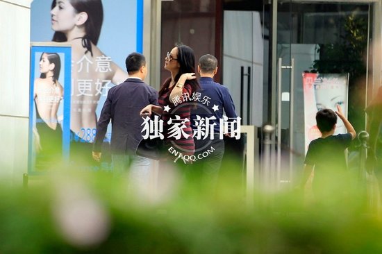王學兵攜新歡小女友公開秀甜蜜