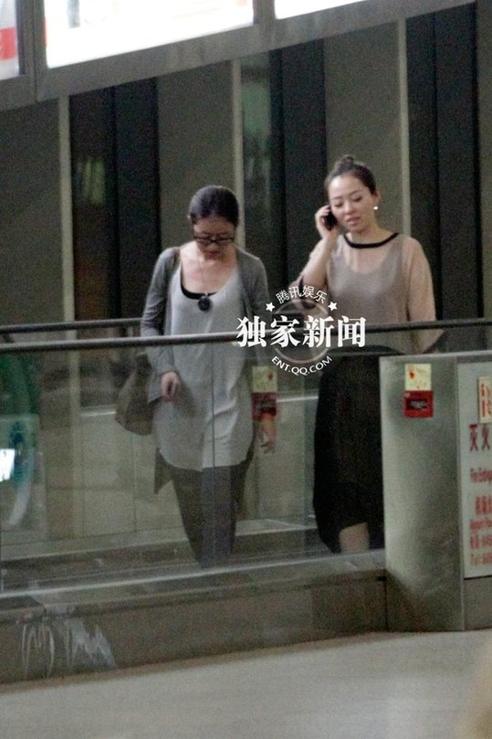 張靚穎赤腳穿拖鞋懶散出行 神秘男子接機同行