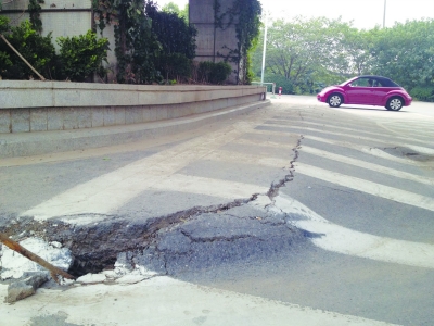 路面大面積下沉并出現裂縫。曹盧杰 攝