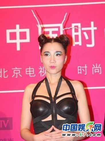 章子怡周慧敏鞏俐內衣外穿 大跌眼鏡的女神失足瞬間
