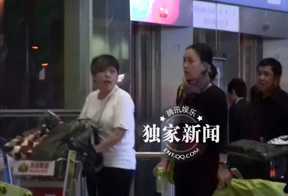 那英回京素顏顯蒼老 機場當(dāng)眾挖鼻行為不雅