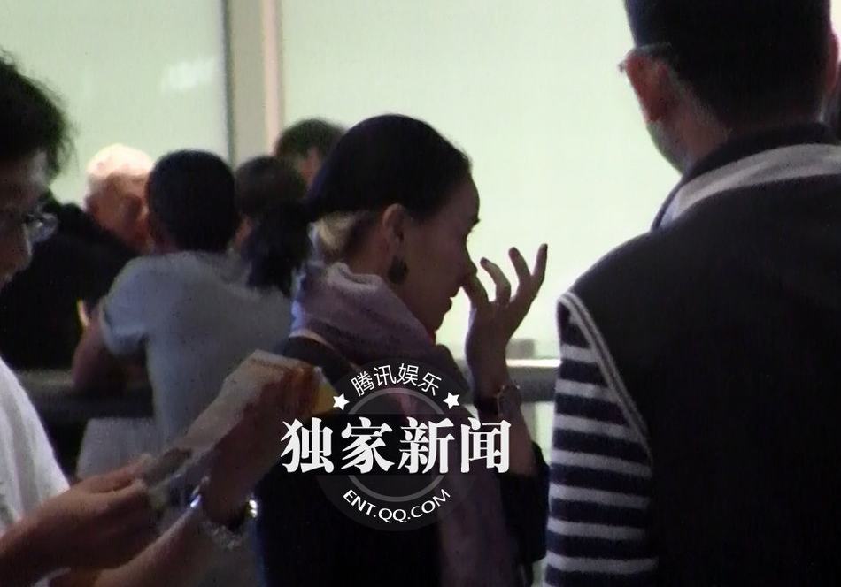 那英回京素顏顯蒼老 機場當眾挖鼻行為不雅