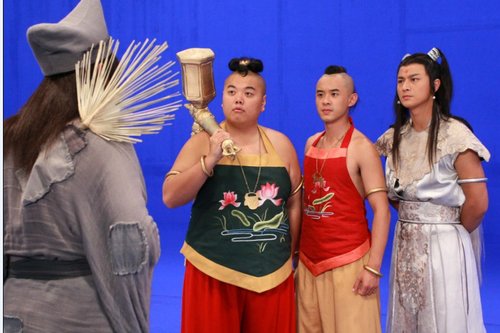 明星古裝肚兜照 風情or滑稽？