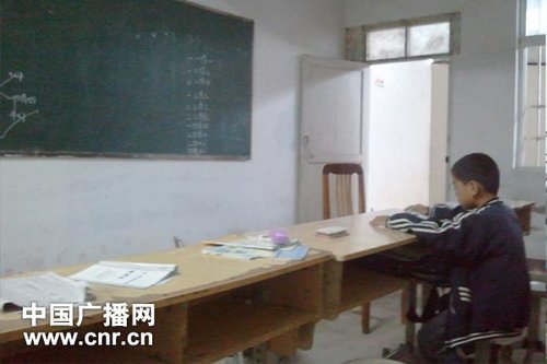 木板隔開(kāi)的二年級(jí)教室中，只剩小華（化名）一個(gè)學(xué)生