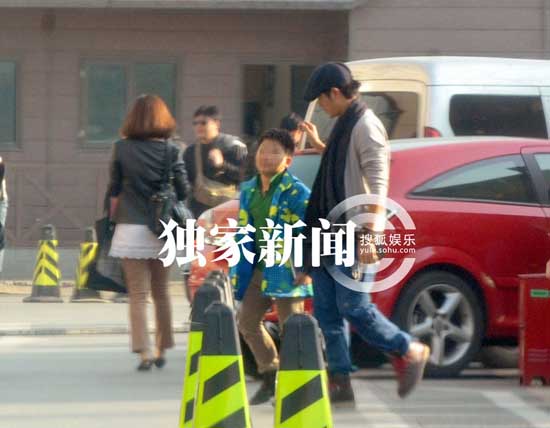 陳坤曬兒子訓狗照 9歲優優側臉輪廓帥過老爸