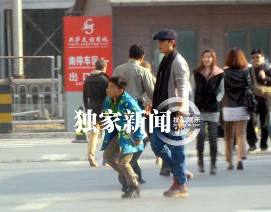 陳坤曬兒子訓狗照 9歲優優側臉輪廓帥過老爸