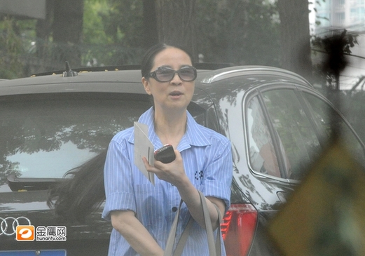 林鳳嬌移居北京監管兒子 面容清瘦慈母范十足