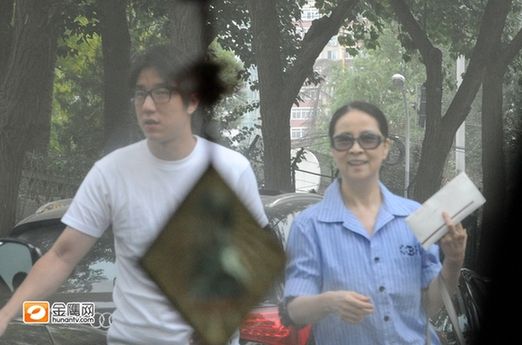 林鳳嬌移居北京監管兒子 面容清瘦慈母范十足