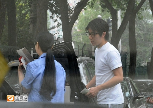 林鳳嬌移居北京監管兒子 面容清瘦慈母范十足