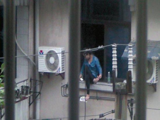 美女坐窗臺(tái)兩個(gè)多小時(shí)，不時(shí)拿起手機(jī)看幾眼，難道是要跳樓自殺？