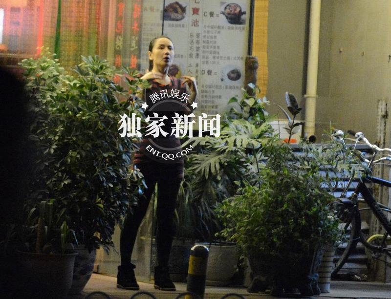 孫寧與友吃飯出門摳嘴不雅 獨自望星顯惆悵