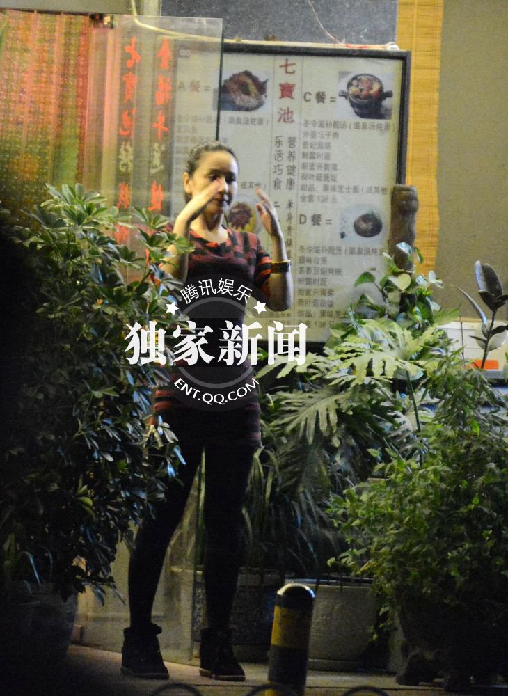 孫寧與友吃飯出門摳嘴不雅 獨自望星顯惆悵