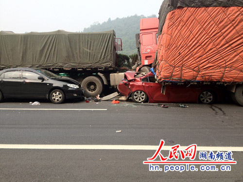 京珠高速湖南境內22輛車追尾 多人傷亡