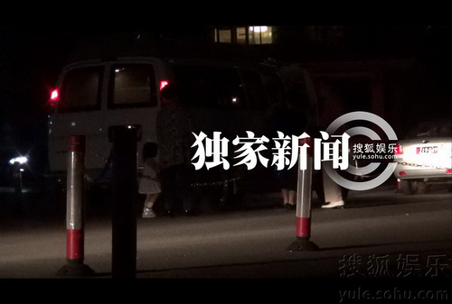 趙薇愛(ài)女小四月坐火車(chē)返京 獲豪華房車(chē)接站