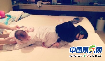 小S曬三個(gè)女兒可愛床頭照