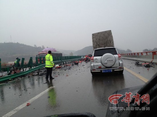 法拉利車隊包茂高速追尾 兩車散架司機被夾車內
