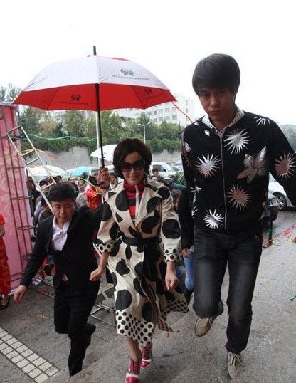劉曉慶冒雨代言整容醫院引騷亂