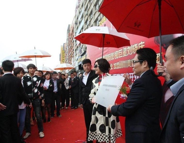 劉曉慶冒雨代言整容醫院引騷亂