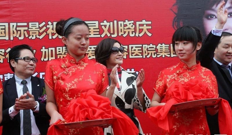 劉曉慶冒雨代言整容醫院引騷亂