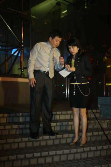 臺灣中天電視臺突然失火:主持人當街播新聞