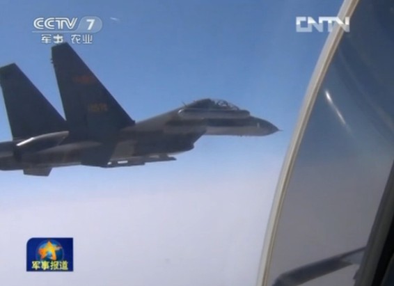 空軍新型飛機雨中飛行訓練照曝光 隊列整齊震撼