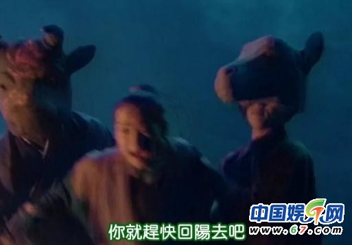 《新白娘子傳奇》經(jīng)典穿幫照:小青笑場(chǎng)傷不起