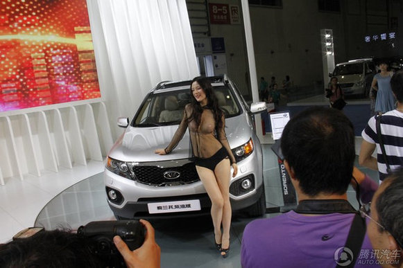 國內車展上的奇葩女模們